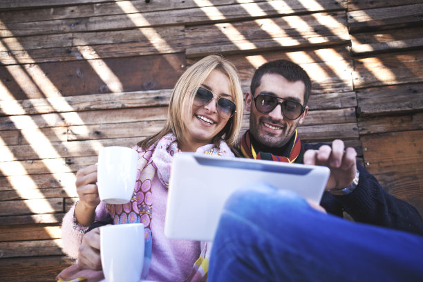 分享平板电脑的幸福夫妻图片下载
