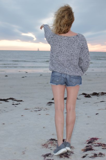 女孩看着大海。图片下载