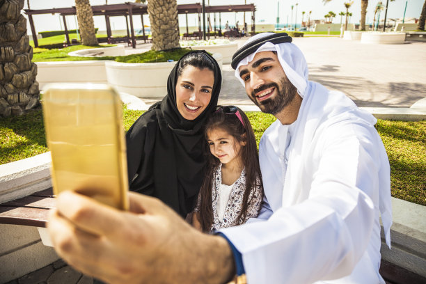 年轻的阿联酋家庭自拍图片下载