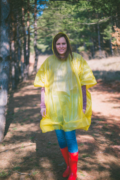 一个年轻女子走在森林里图片下载