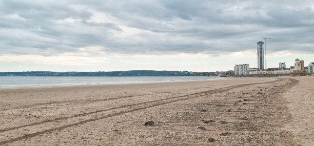 新建的俯瞰大海的高楼大厦图片下载