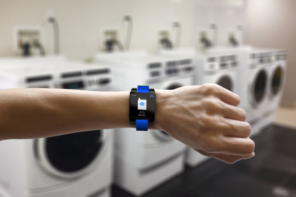 智能手表与应用程序用于控制洗衣机图片下载