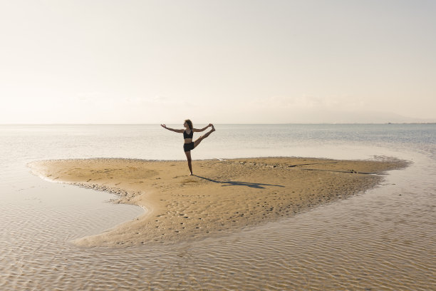 在海上练习瑜伽图片下载