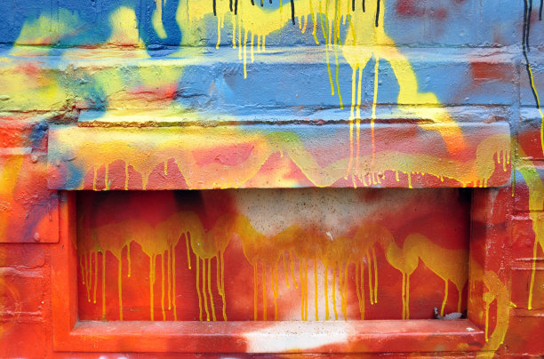 彩色的盒子在墙上图片下载