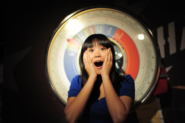 体重秤上的惊喜图片下载