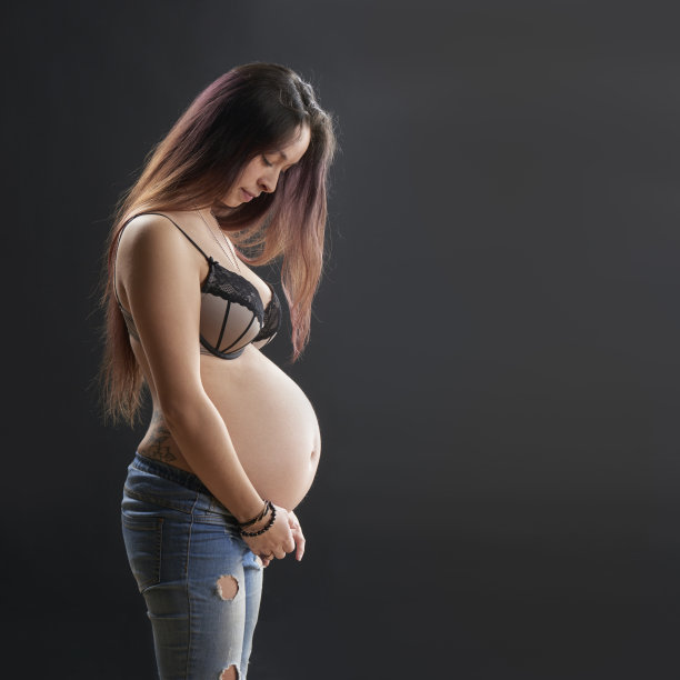 混合种族民族孕妇彩色肖像图片下载