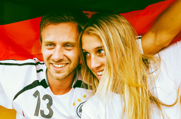 年轻的德国夫妇在体育场图片下载