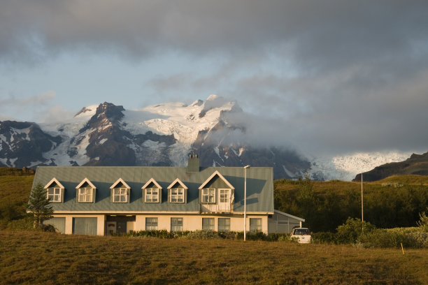后面有冰川的酒店。图片下载