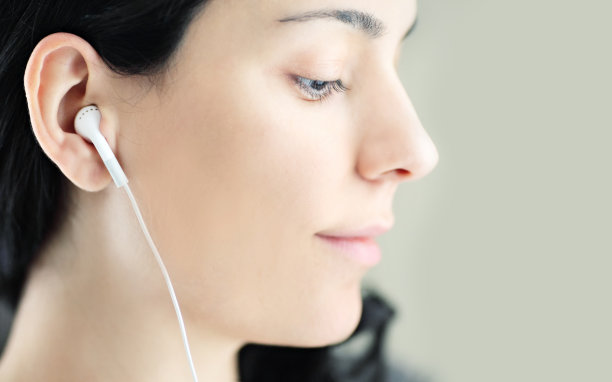 用耳机听音乐图片下载