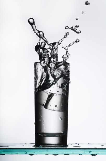 水溅在玻璃杯里图片下载