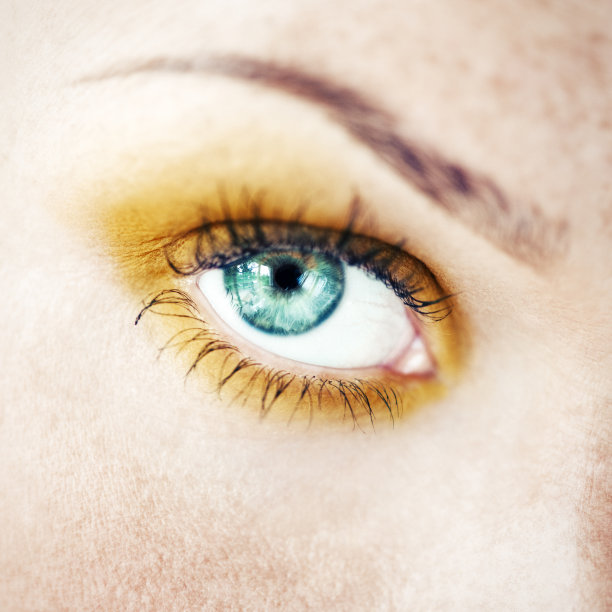 涂上黄色的眼影图片下载