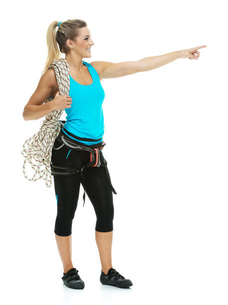 微笑的女性攀岩者指着别处图片下载