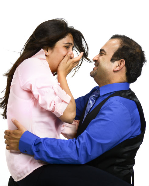 快乐的亚洲夫妇一起笑在侧面图片下载