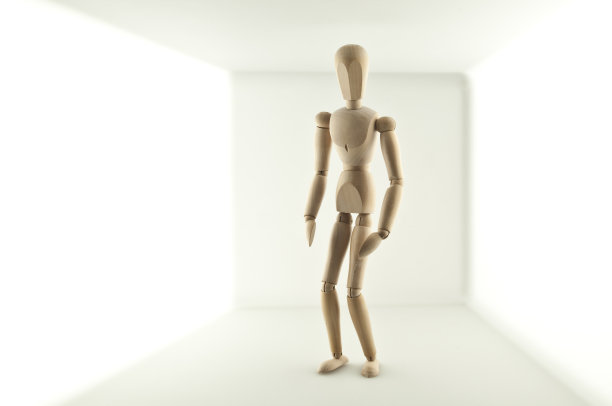 木雕站在一个白色的房间里图片下载