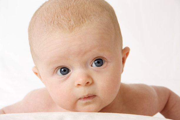 蓝眼睛的婴儿抬头看。图片下载