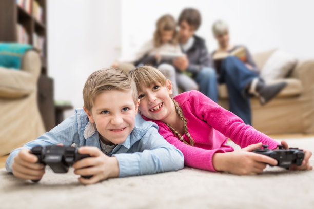 两个孩子在玩游戏机图片下载