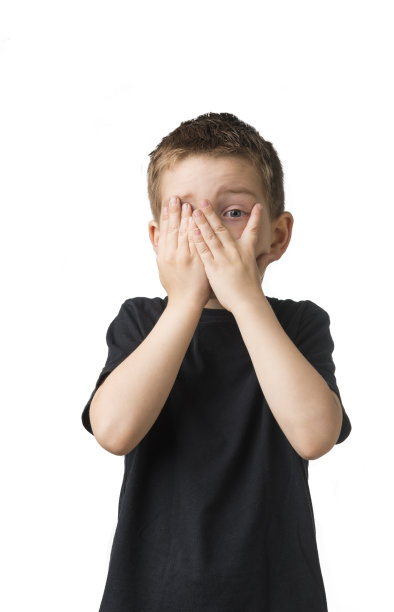男孩用手捂着脸图片下载