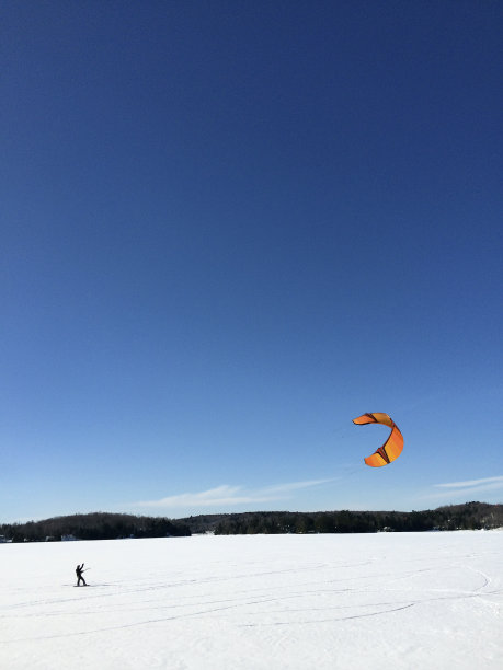 滑雪爱好者享受他的旅程图片下载