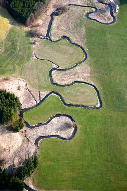弯弯曲曲的溪流从上面流过图片下载