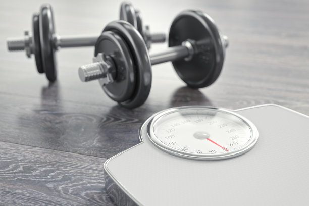 体重秤和哑铃图片下载