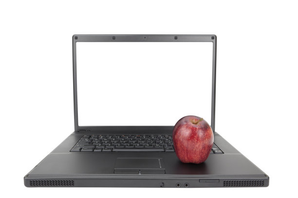 苹果在一个开放的笔记本电脑与剪切路径。XXXL图片下载
