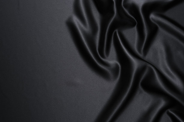 特写的黑色缎子波浪背景与复制空间图片下载