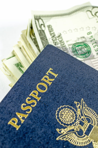 美元和一张美国护照的特写照片图片下载