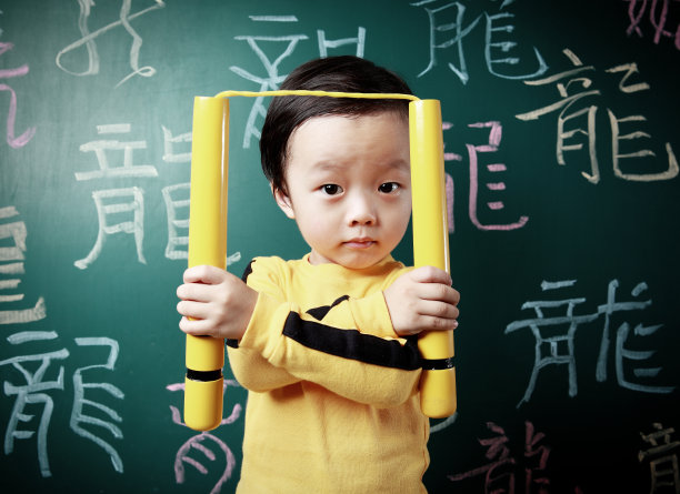 可爱的亚洲小孩功夫图片下载