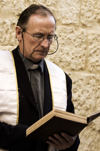 牧师与圣经图片下载