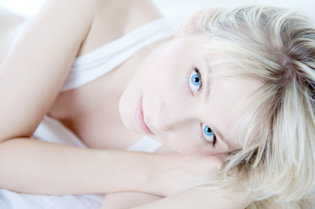 美丽的女孩在床上图片下载