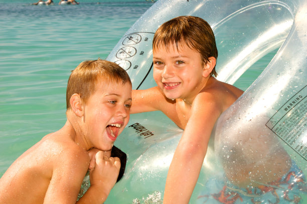 男孩游泳图片下载