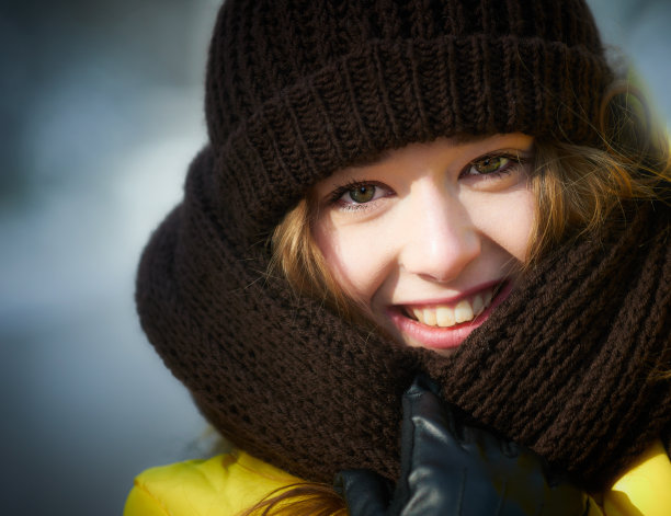 美丽的金发女人。图片下载