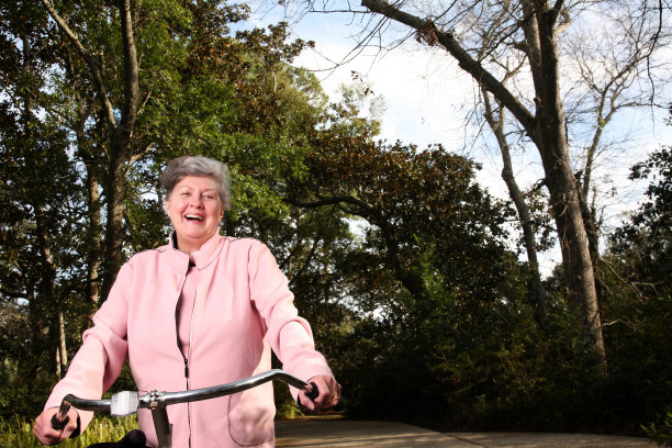 积极快乐的老年妇女骑自行车和户外锻炼图片下载