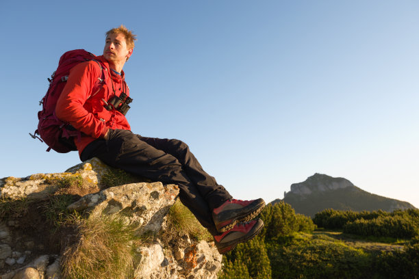 一个年轻的徒步旅行者在日出时的肖像图片下载