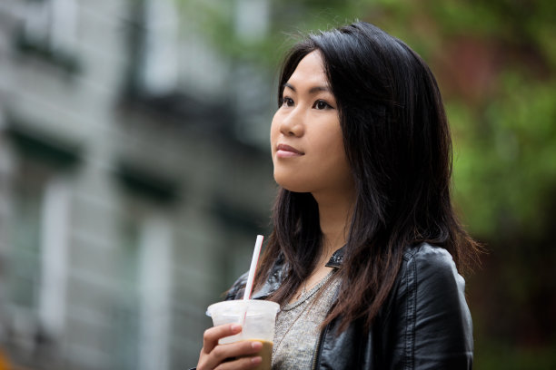 纽约的年轻女子图片下载