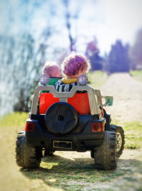 玩具车里的两个孩子图片下载