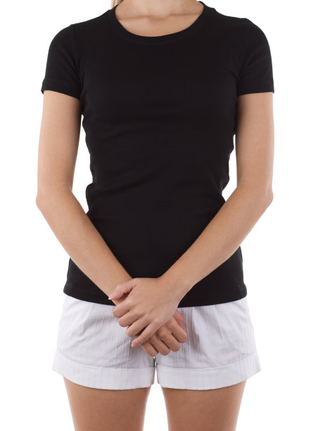 正面的女人穿着黑色的t恤图片下载