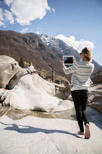 拿着平板电脑的年轻女性图片下载