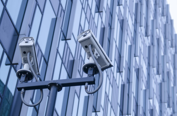 一栋现代办公大楼旁边的监控摄像头图片下载