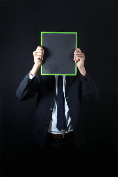 商人在他面前展示了一块写着字的石板图片下载