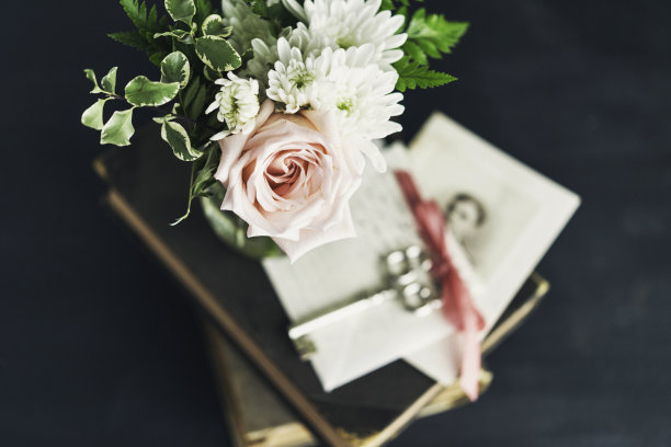 玫瑰花束与情书，钥匙，书籍和古董照片图片下载