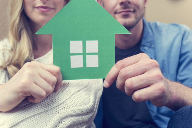 有房子标志的夫妇。图片下载