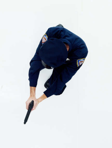 上图是警察用枪瞄准图片下载