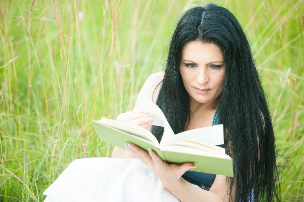 在草地上看书的女人图片下载
