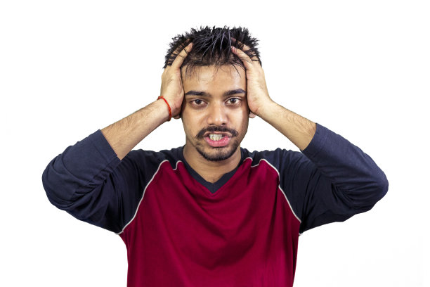 失望的人抱着他的头在白色的背景图片下载