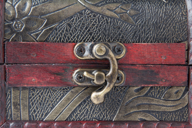 靠近老木箱图片下载