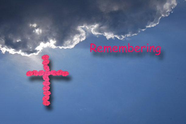 一张有纪念十字架的多云天空的照片图片下载