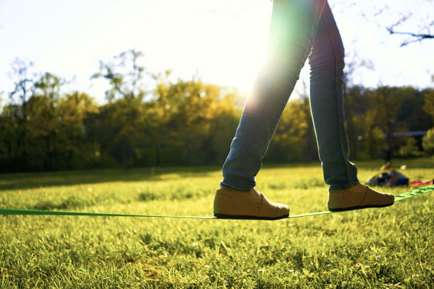 走在松弛绳索上的女人图片下载