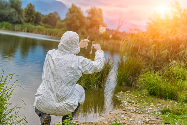 科学家检测有毒的水图片下载