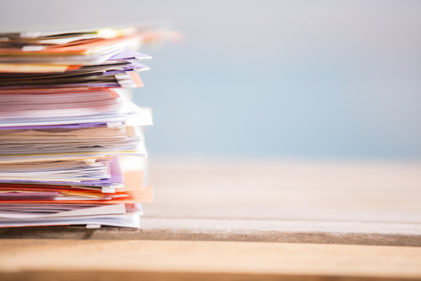 一大堆文件，文书工作。特写镜头。办公桌,办公室。没有人。图片下载